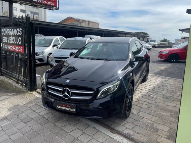 MERCEDES-BENZ - GLA 200 - 2015/2015 - Preta - R$ 104.900,00