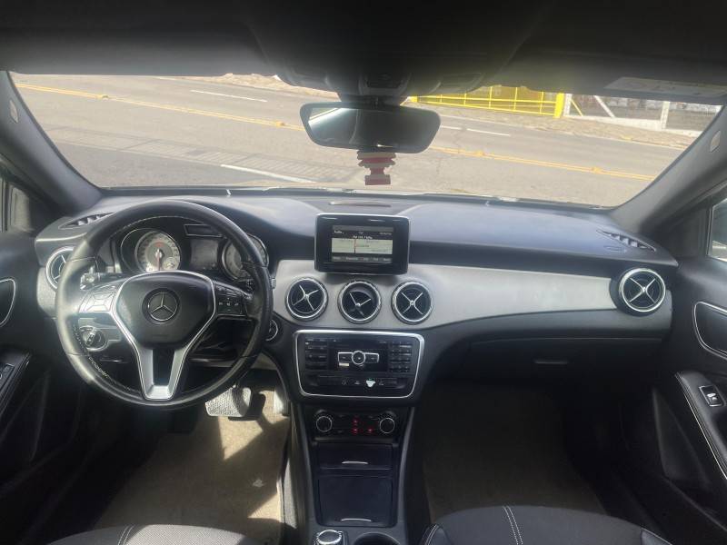 MERCEDES-BENZ - GLA 200 - 2015/2015 - Preta - R$ 104.900,00