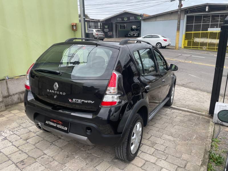 RENAULT - SANDERO - 2012/2013 - Preta - R$ 41.900,00