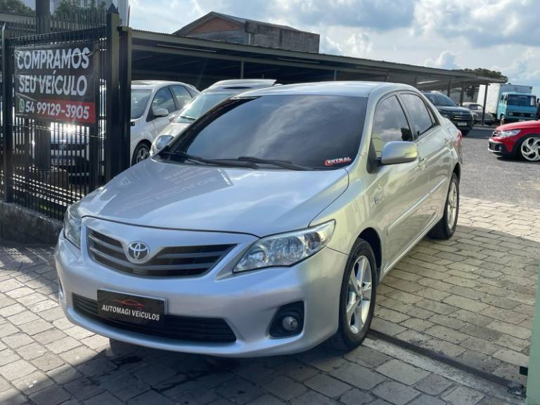 TOYOTA - COROLLA - 2013/2014 - Prata - R$ 71.900,00