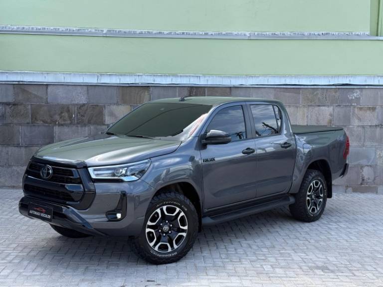 TOYOTA - HILUX - 2021/2021 - Cinza - R$ 245.900,00