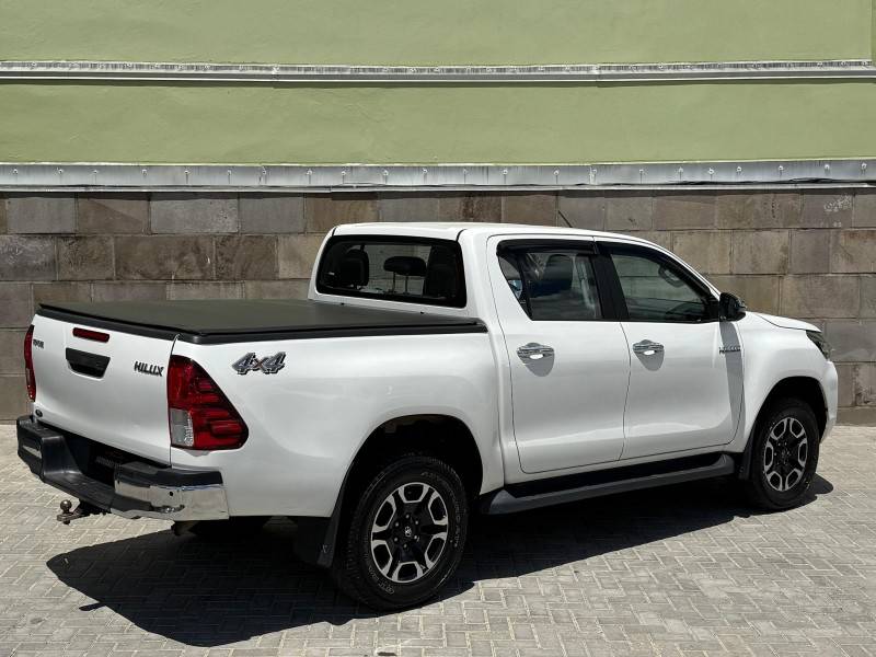 TOYOTA - HILUX - 2021/2021 - Branca - R$ 173.900,00
