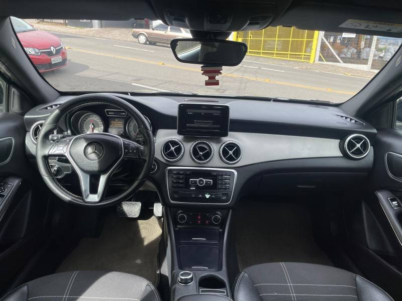 MERCEDES-BENZ - GLA 200 - 2015/2015 - Preta - R$ 104.900,00