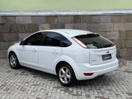 FORD - FOCUS - 2012/2013 - Branca - R$ 46.900,00