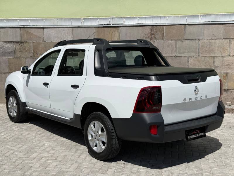 RENAULT - OROCH - 2021/2022 - Branca - R$ 78.900,00