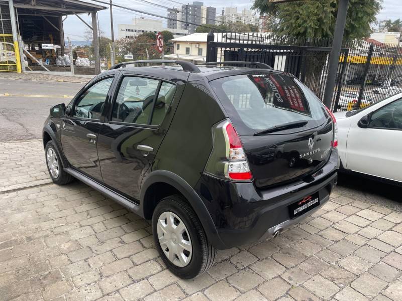 RENAULT - SANDERO - 2012/2013 - Preta - R$ 41.900,00