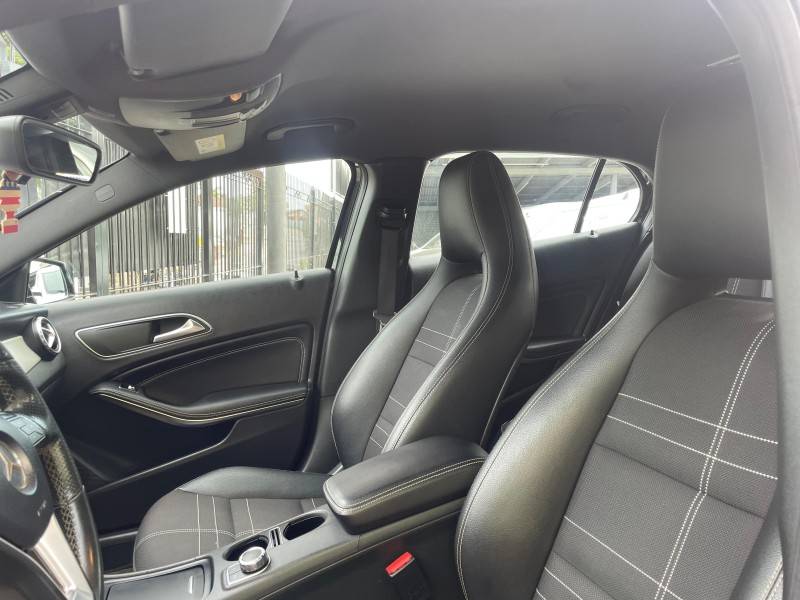 MERCEDES-BENZ - GLA 200 - 2015/2015 - Preta - R$ 104.900,00