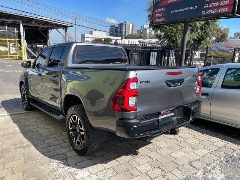 TOYOTA - HILUX - 2021/2021 - Cinza - R$ 259.900,00