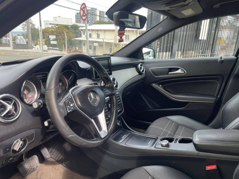 MERCEDES-BENZ - GLA 200 - 2015/2015 - Preta - R$ 104.900,00
