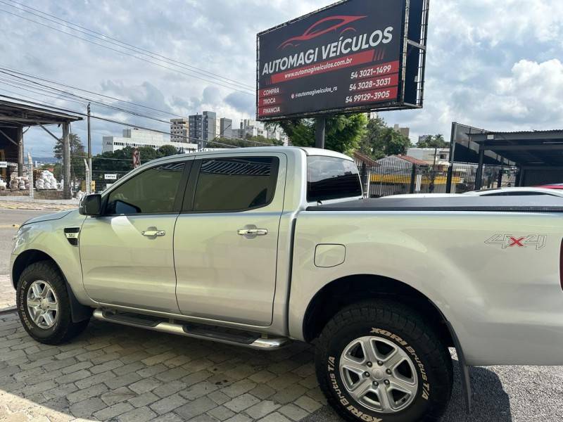 FORD - RANGER - 2015/2015 - Prata - R$ 115.900,00