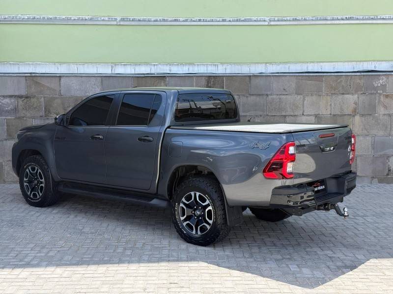 TOYOTA - HILUX - 2021/2021 - Cinza - R$ 245.900,00