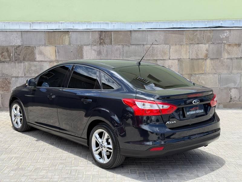 FORD - FOCUS - 2013/2014 - Preta - R$ 49.900,00