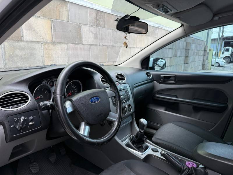 FORD - FOCUS - 2012/2013 - Branca - R$ 46.900,00