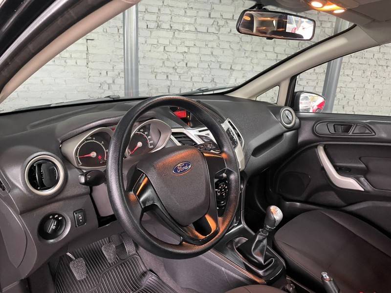 FORD - FIESTA - 2012/2013 - Cinza - R$ 39.900,00