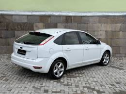 FORD - FOCUS - 2012/2013 - Branca - R$ 46.900,00