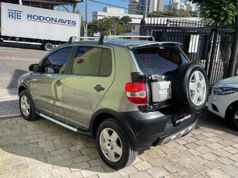 VOLKSWAGEN - CROSSFOX - 2005/2006 - Cinza - R$ 31.900,00