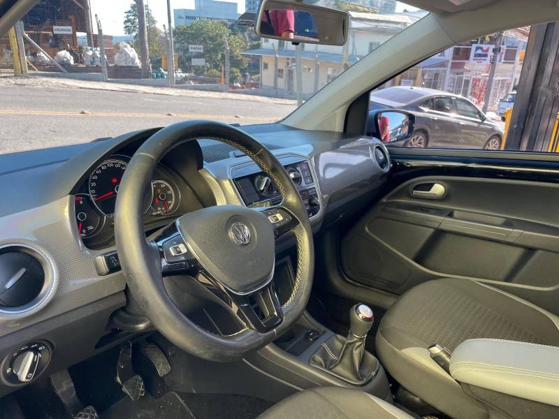 VOLKSWAGEN - UP - 2018/2018 - Preta - R$ 63.900,00
