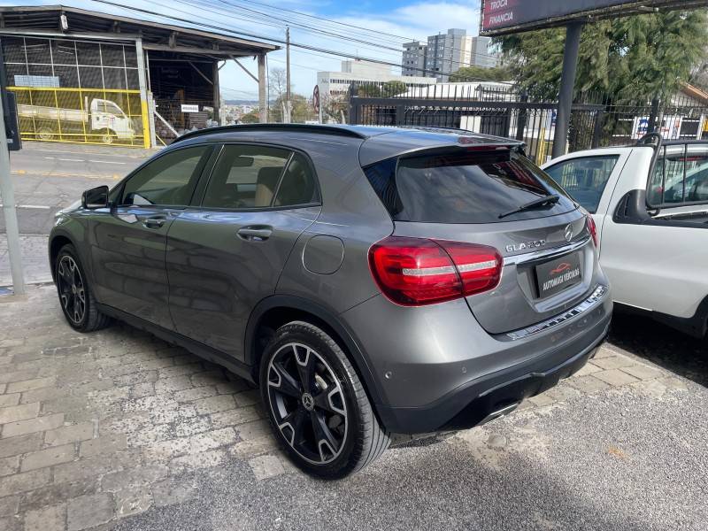 MERCEDES-BENZ - GLA 200 - 2019/2019 - Cinza - R$ 135.900,00