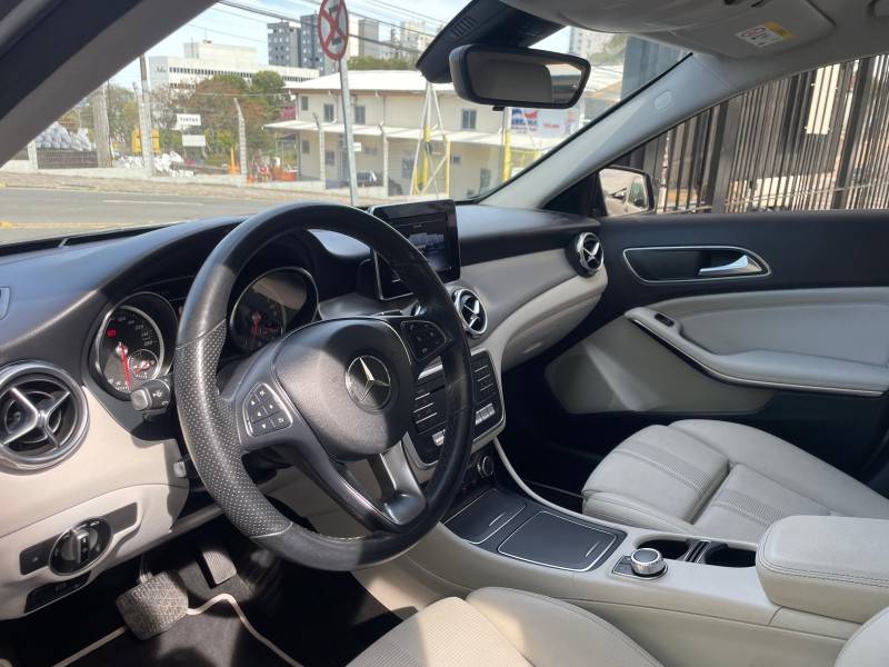 MERCEDES-BENZ - GLA 200 - 2019/2019 - Cinza - R$ 135.900,00